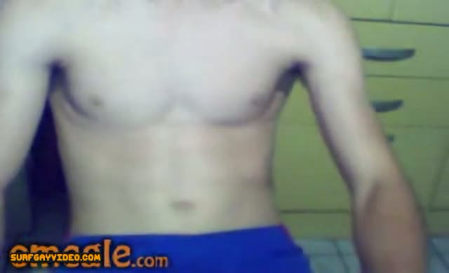 Bull Twink boy - lek mostra pau punheta e goza no omegle at SurfGayVideo.com
