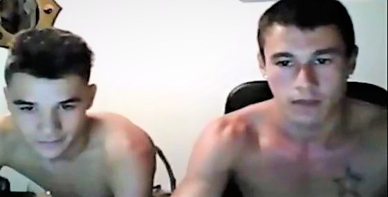 Friends have fun on cam - Tricked to touch